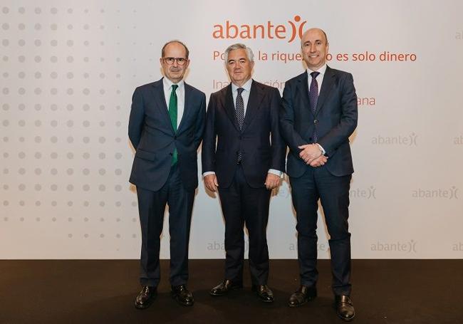 Higinio Marín, filósofo y rector de la Universidad CEU Cardenal Herrera; Santiago Satrústegui, presidente de Abante, y José Gregori, director de Abante en la Comunidad Valenciana