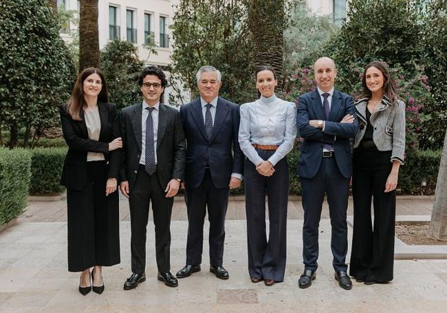 Amparo Sisternes, consejera financiera en Abante, Antonio Peiró, consejero financiero; Santiago Satrústegui, presidente; Cristina García Tejero, socia dirección comercial; José Gregori, director de Abante en la Comunidad Valenciana y Marta Martínez, consejera financiera.