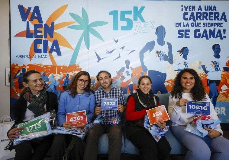 FOTOS | Los corredores de la 15K Valencia Abierta al Mar recogen su dorsal
