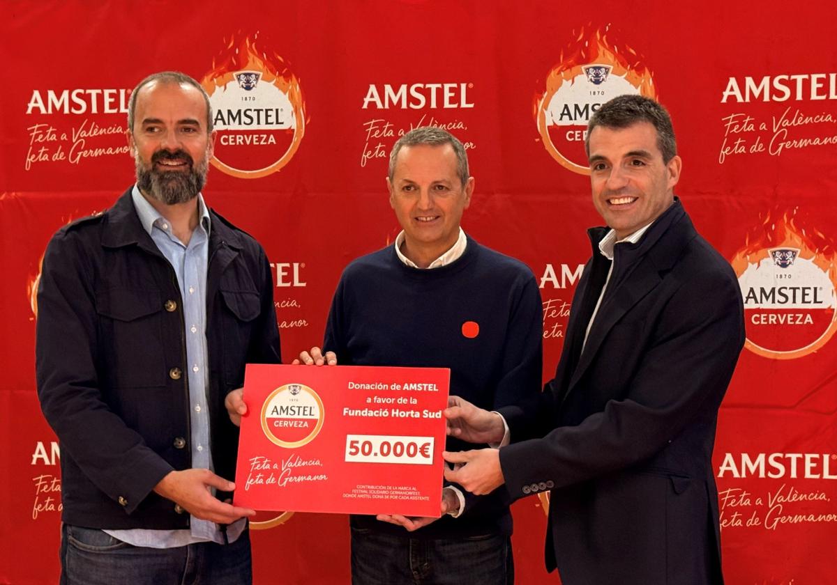 Foto de familia de la entrega de la donación.
