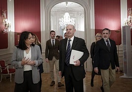 Beut, director de Antifraude, rodeado de miembros de la Mesa de Les Corts.