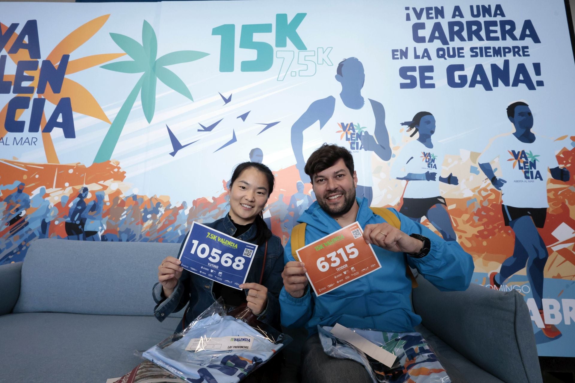 FOTOS | Los corredores de la 15K Valencia Abierta al Mar recogen su dorsal