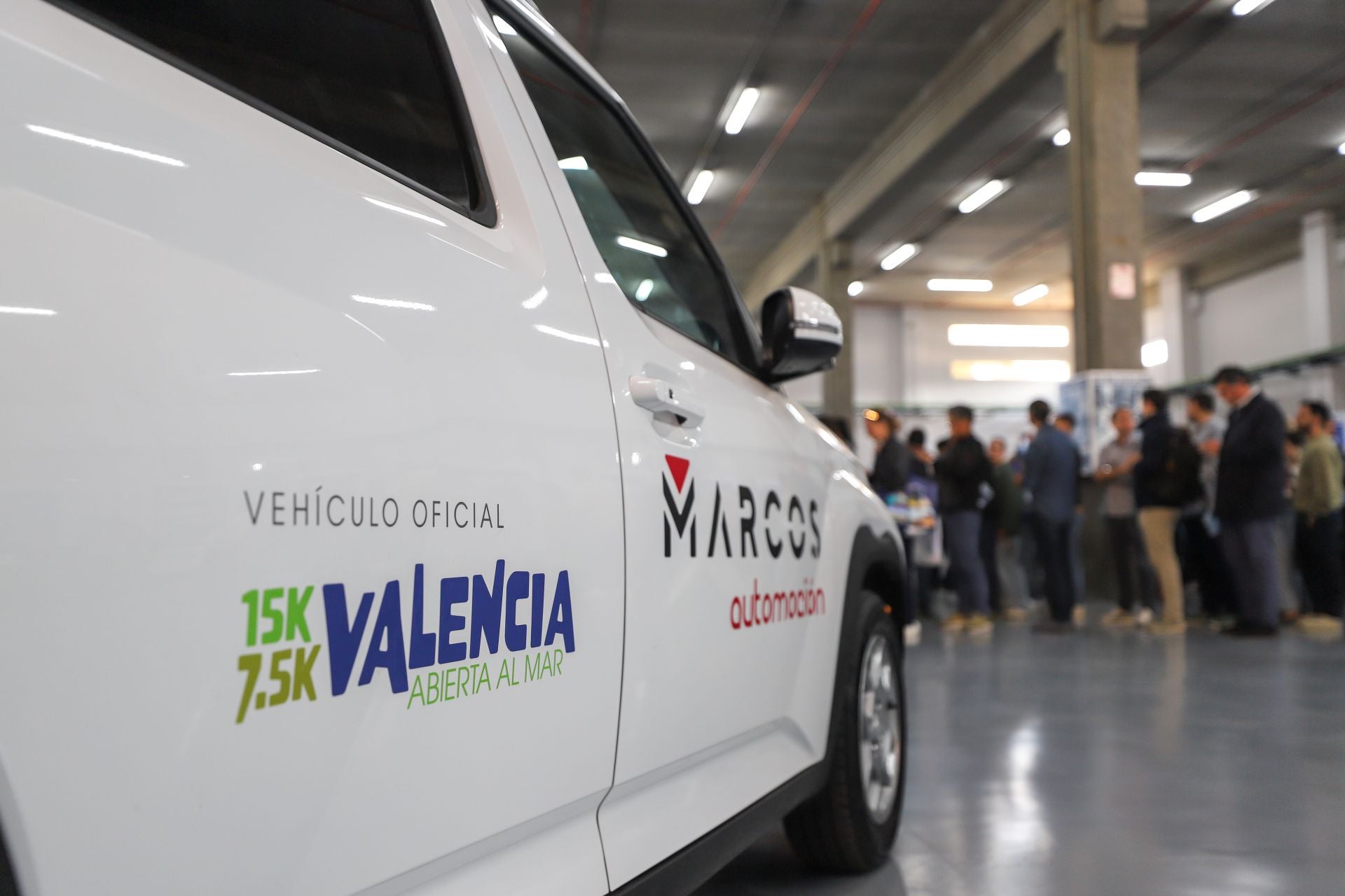 FOTOS | Los corredores de la 15K Valencia Abierta al Mar recogen su dorsal