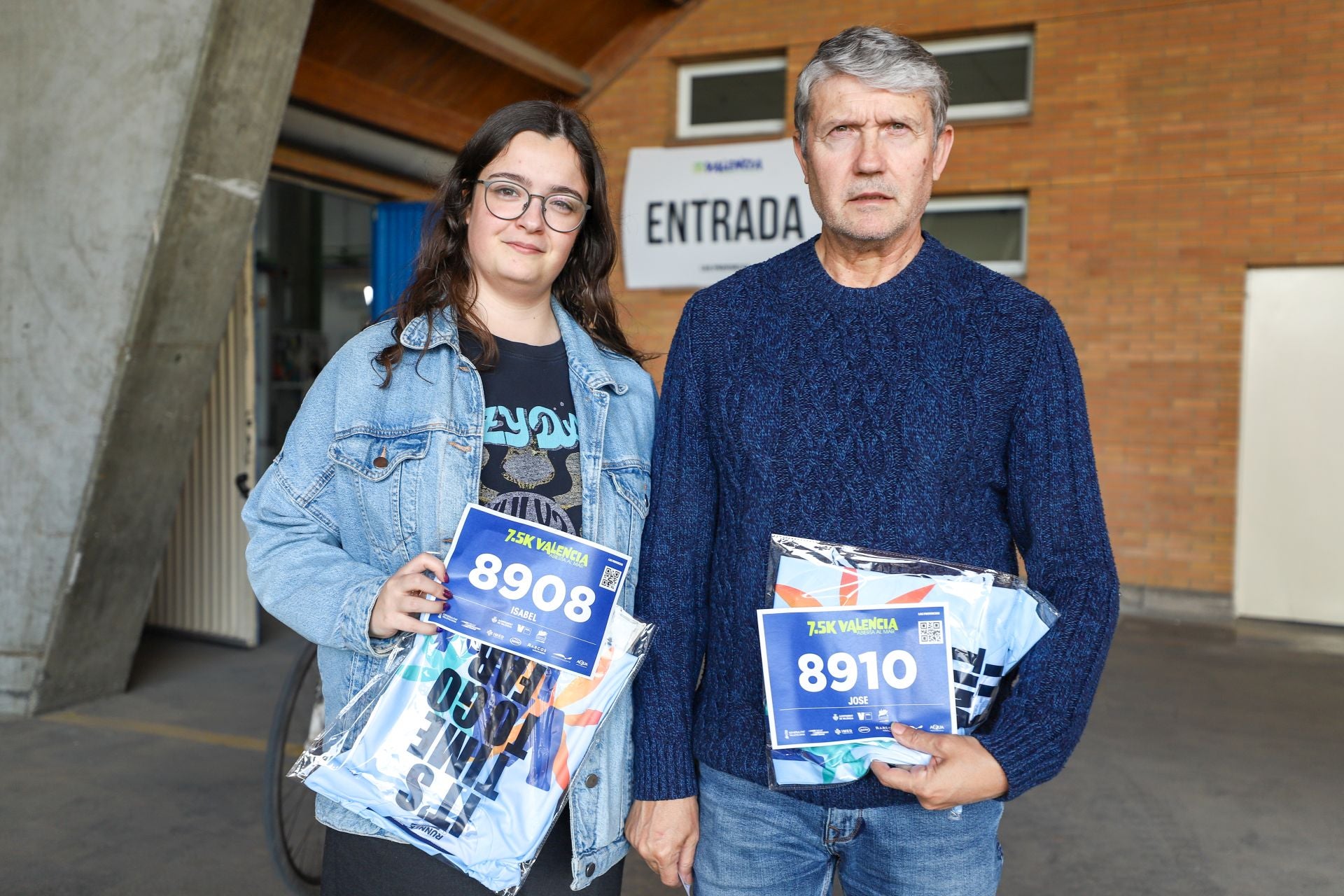 FOTOS | Los corredores de la 15K Valencia Abierta al Mar recogen su dorsal