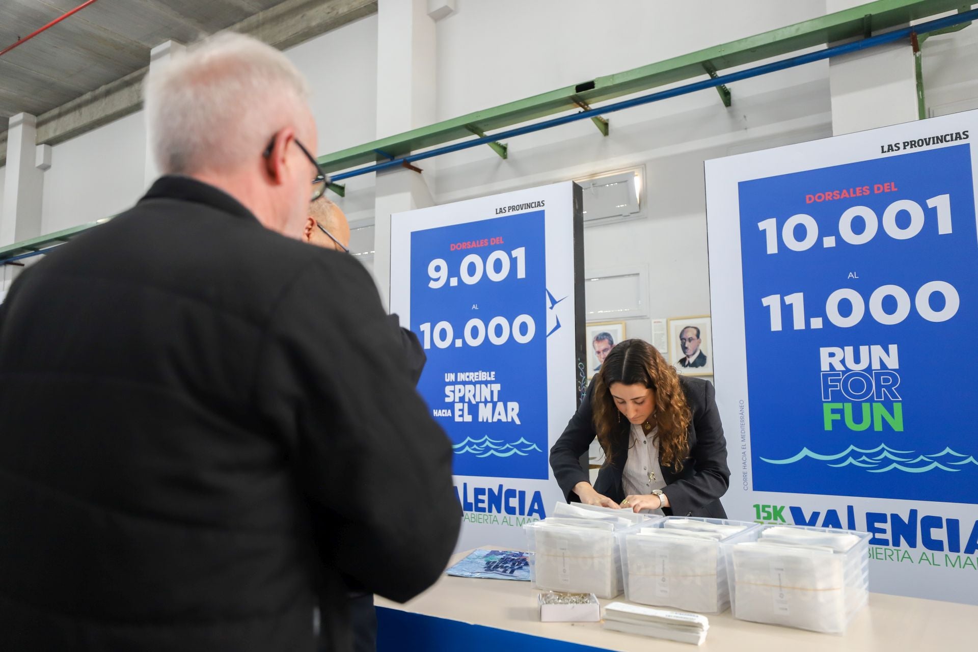 FOTOS | Los corredores de la 15K Valencia Abierta al Mar recogen su dorsal