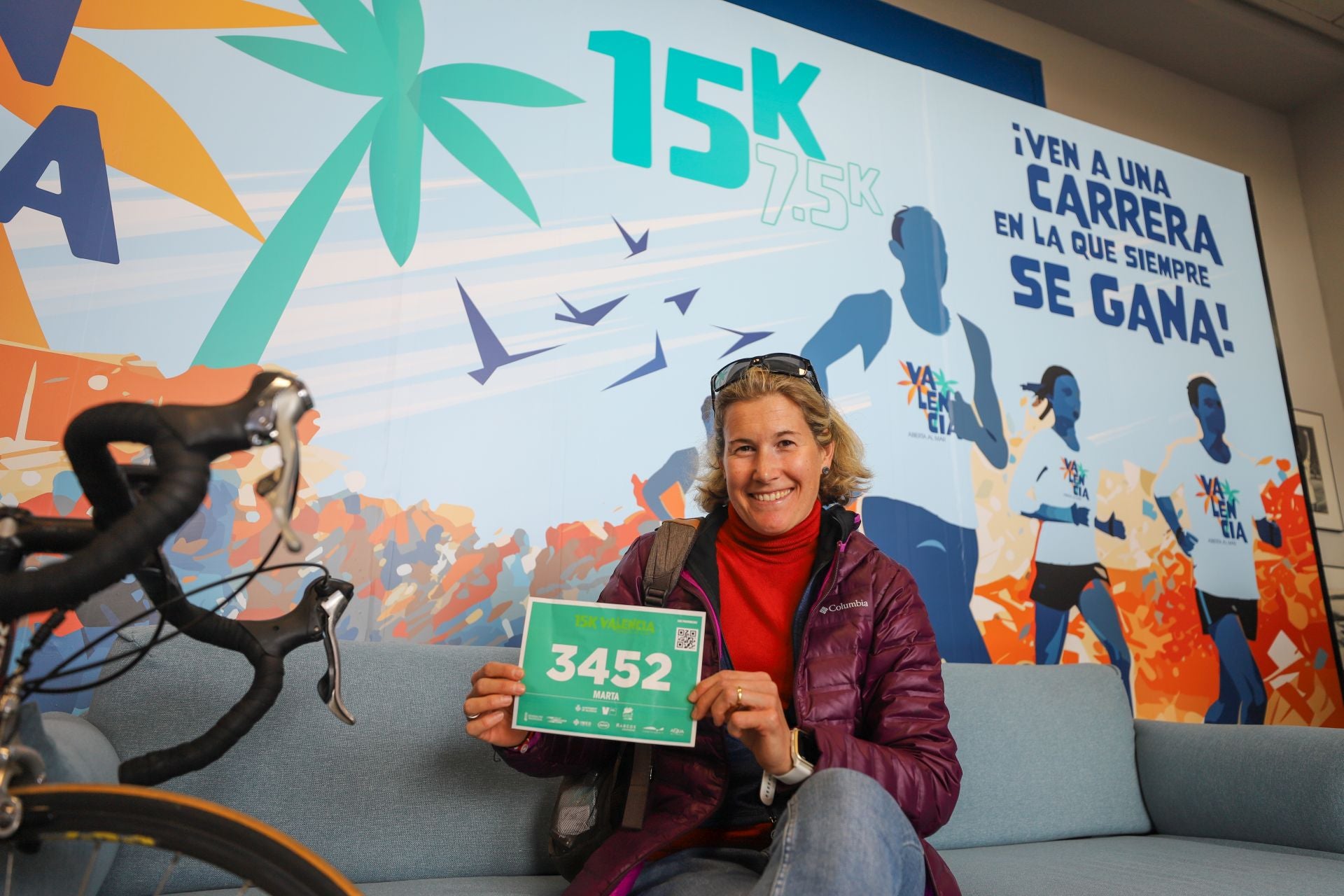 FOTOS | Los corredores de la 15K Valencia Abierta al Mar recogen su dorsal