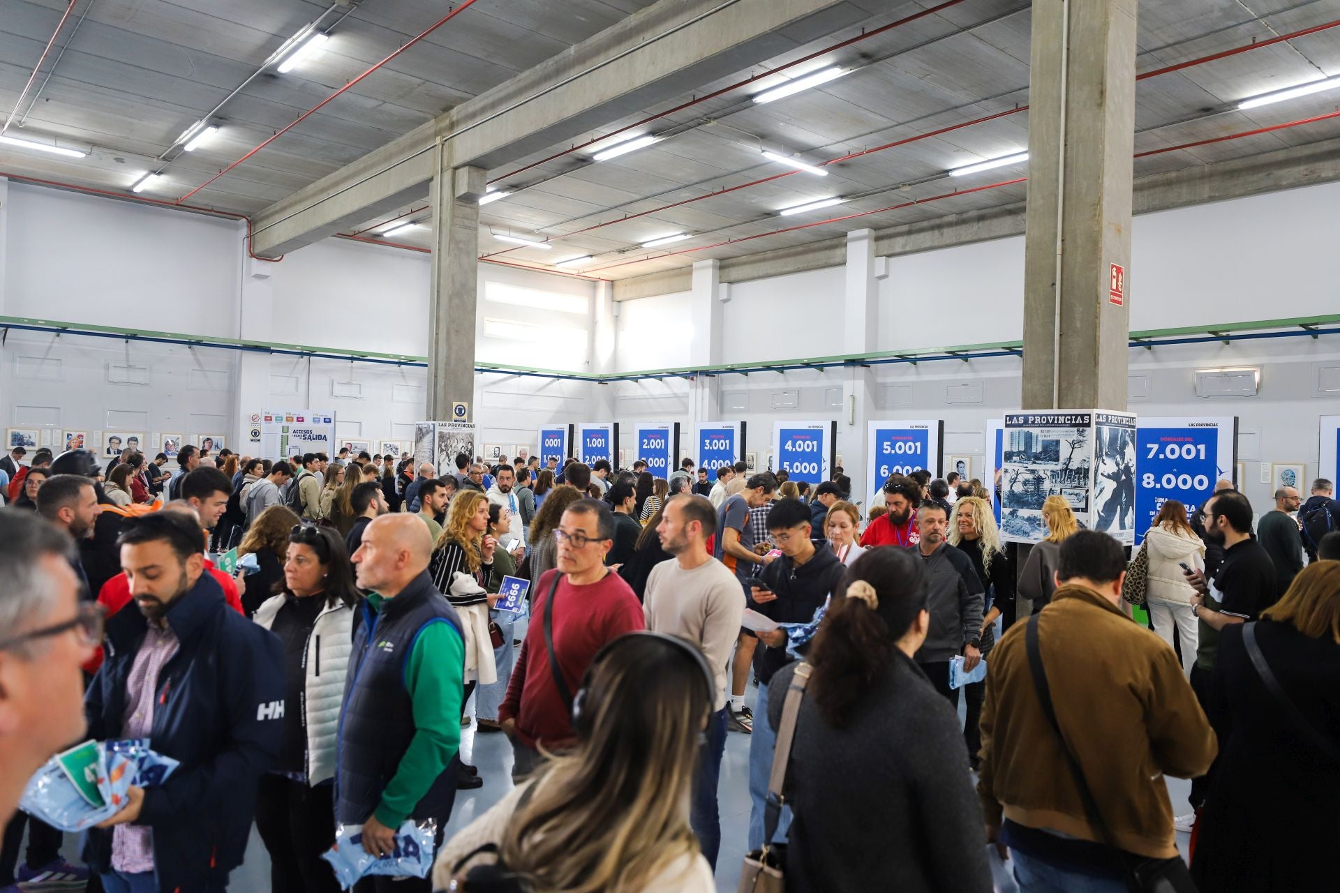 FOTOS | Los corredores de la 15K Valencia Abierta al Mar recogen su dorsal