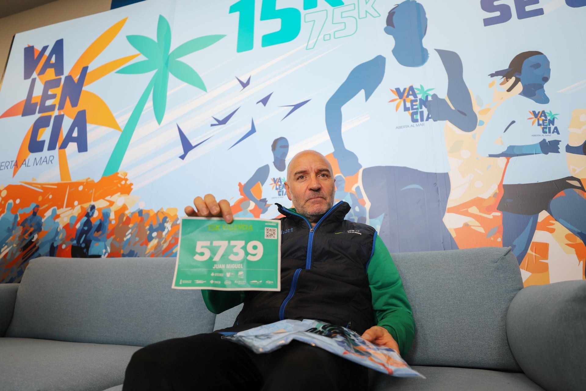 FOTOS | Los corredores de la 15K Valencia Abierta al Mar recogen su dorsal