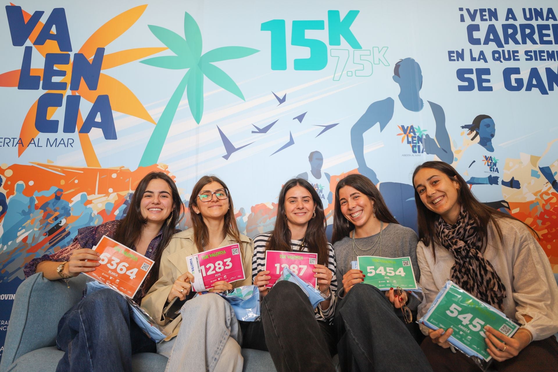 FOTOS | Los corredores de la 15K Valencia Abierta al Mar recogen su dorsal