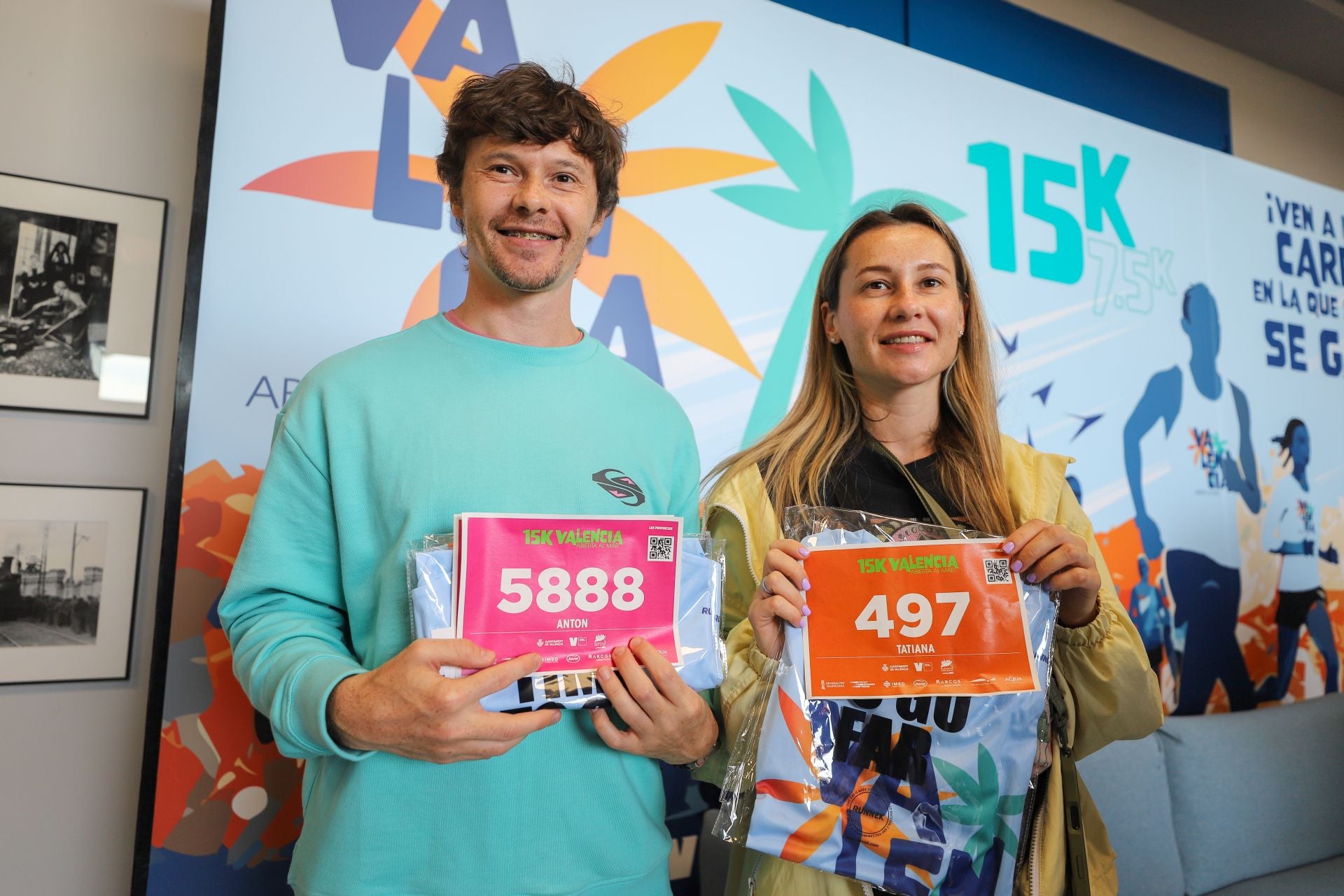 FOTOS | Los corredores de la 15K Valencia Abierta al Mar recogen su dorsal