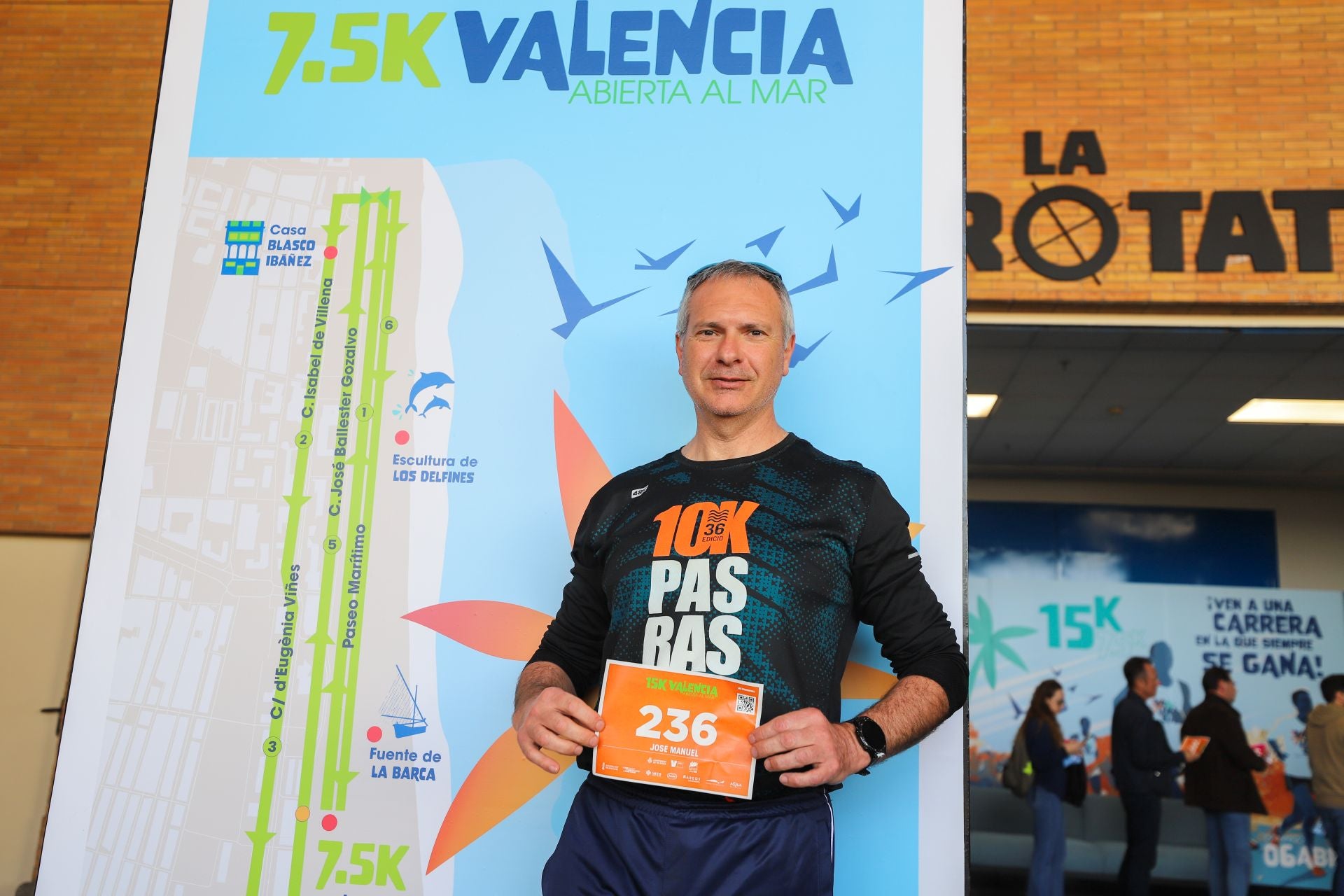 FOTOS | Los corredores de la 15K Valencia Abierta al Mar recogen su dorsal