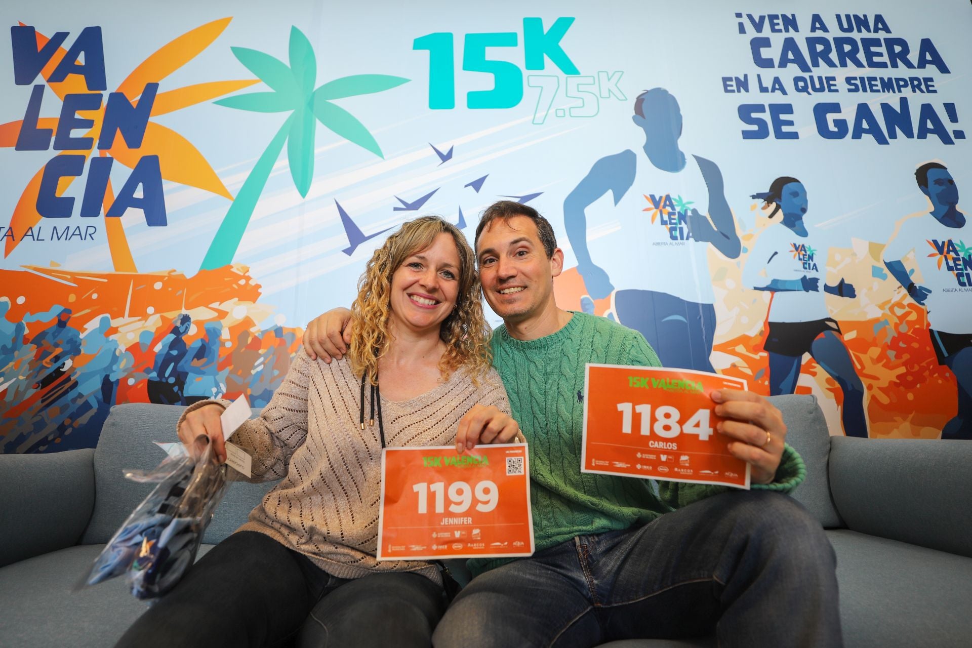 FOTOS | Los corredores de la 15K Valencia Abierta al Mar recogen su dorsal