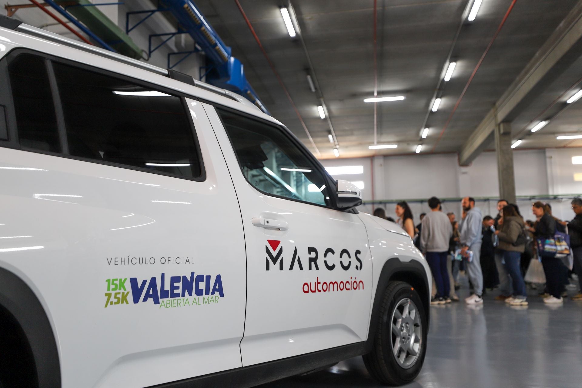 FOTOS | Los corredores de la 15K Valencia Abierta al Mar recogen su dorsal