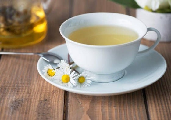 Infusión de matricaria en una imagen de archivo.