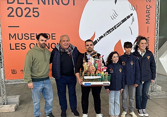 Mario Pérez, en el centro de la imagen, y Paco Camallonga, a la izquierda, junto con los falleros de Duque de Gaeta.
