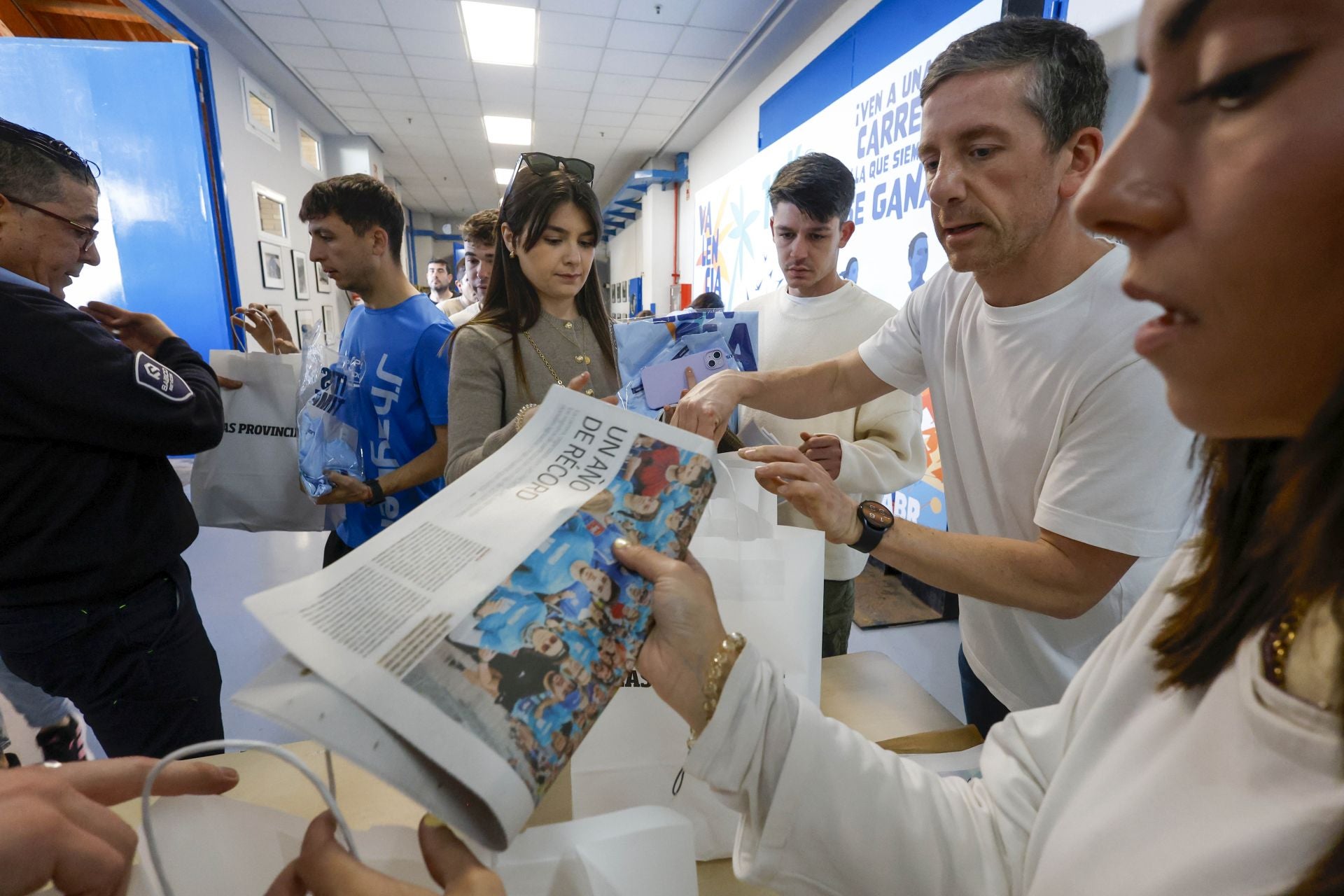 FOTOS | Los corredores de la 15K Valencia Abierta al Mar recogen su dorsal