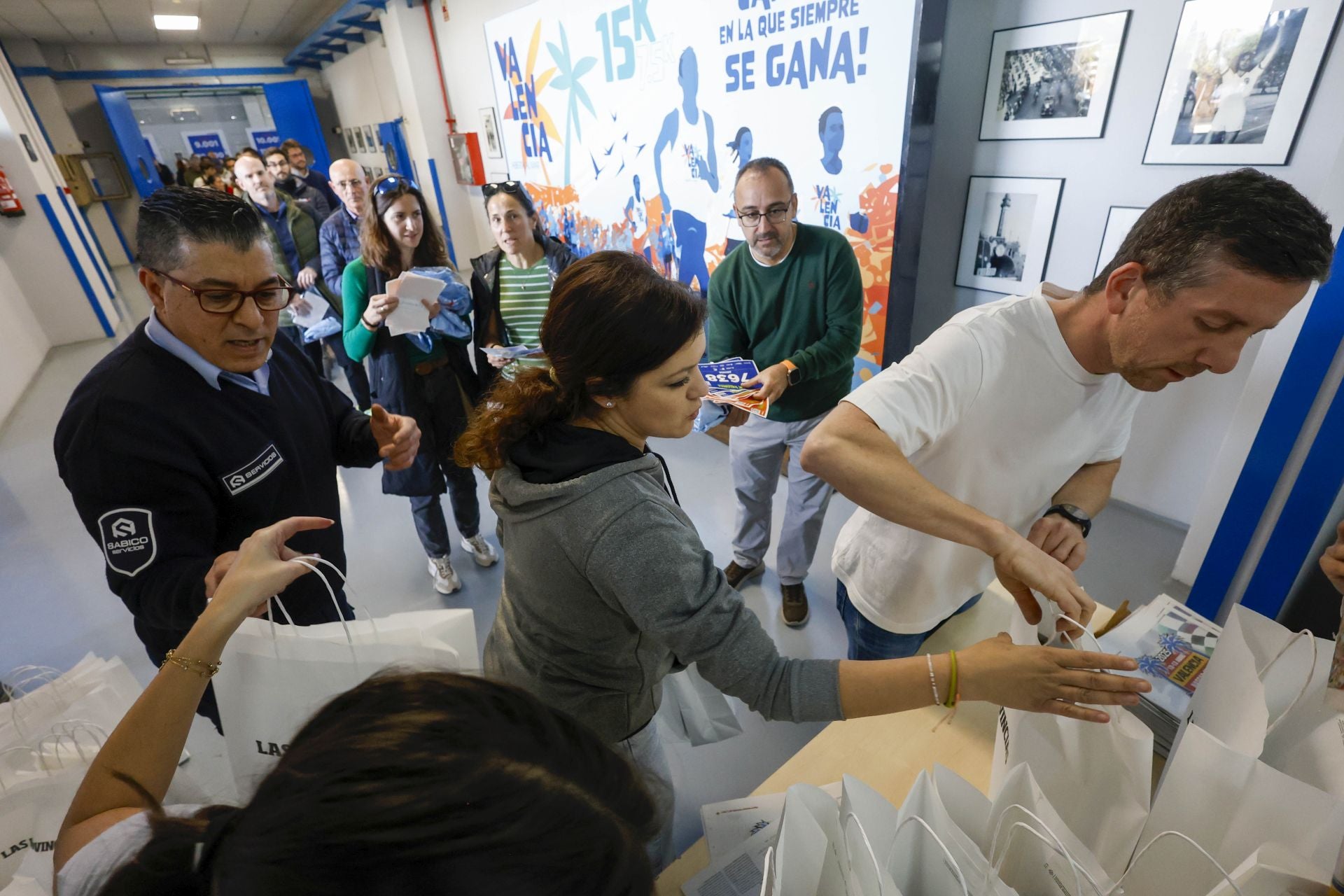 FOTOS | Los corredores de la 15K Valencia Abierta al Mar recogen su dorsal