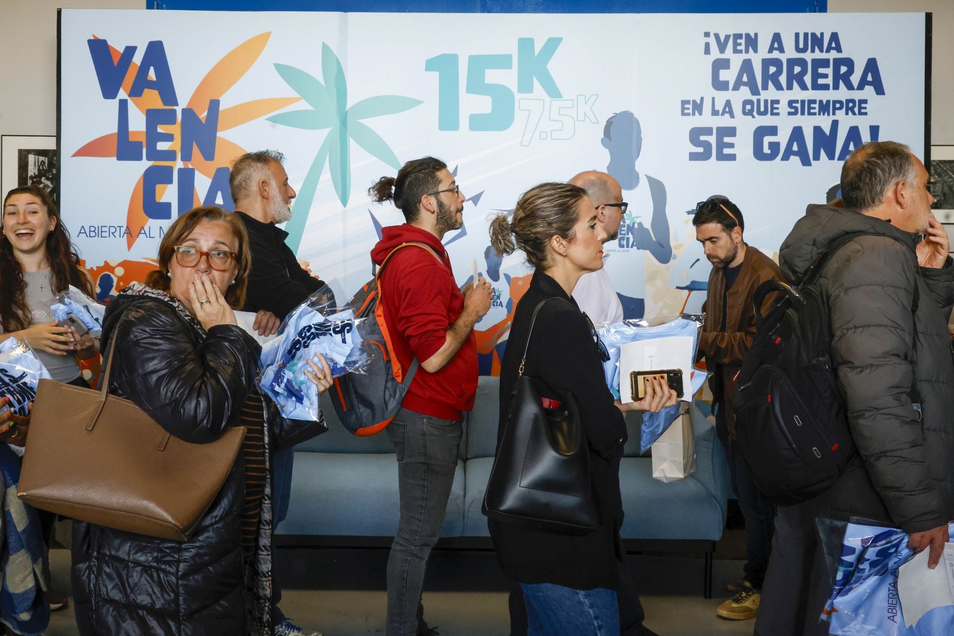 FOTOS | Los corredores de la 15K Valencia Abierta al Mar recogen su dorsal