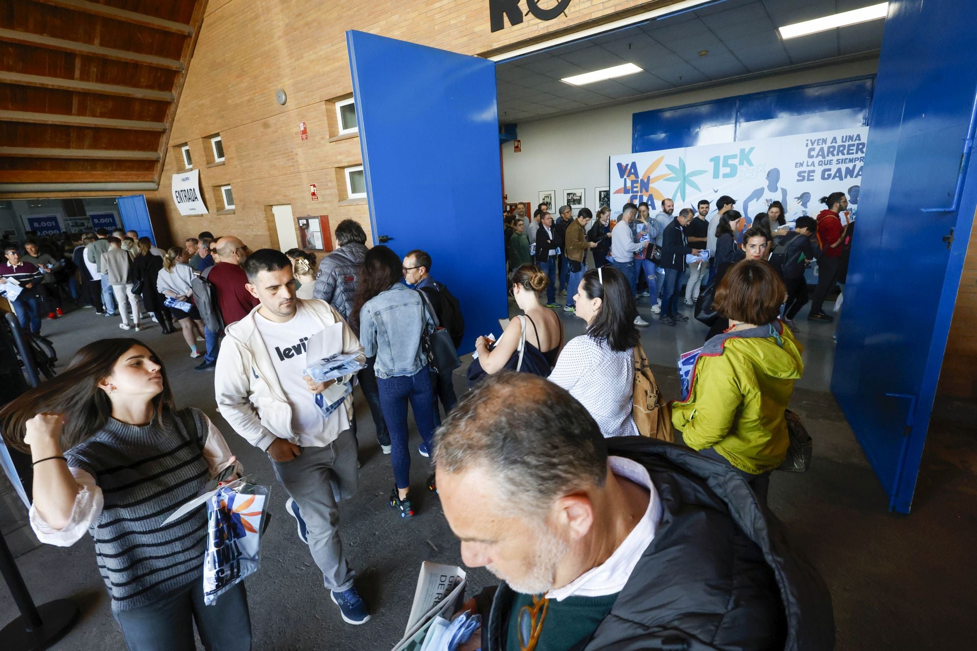 FOTOS | Los corredores de la 15K Valencia Abierta al Mar recogen su dorsal