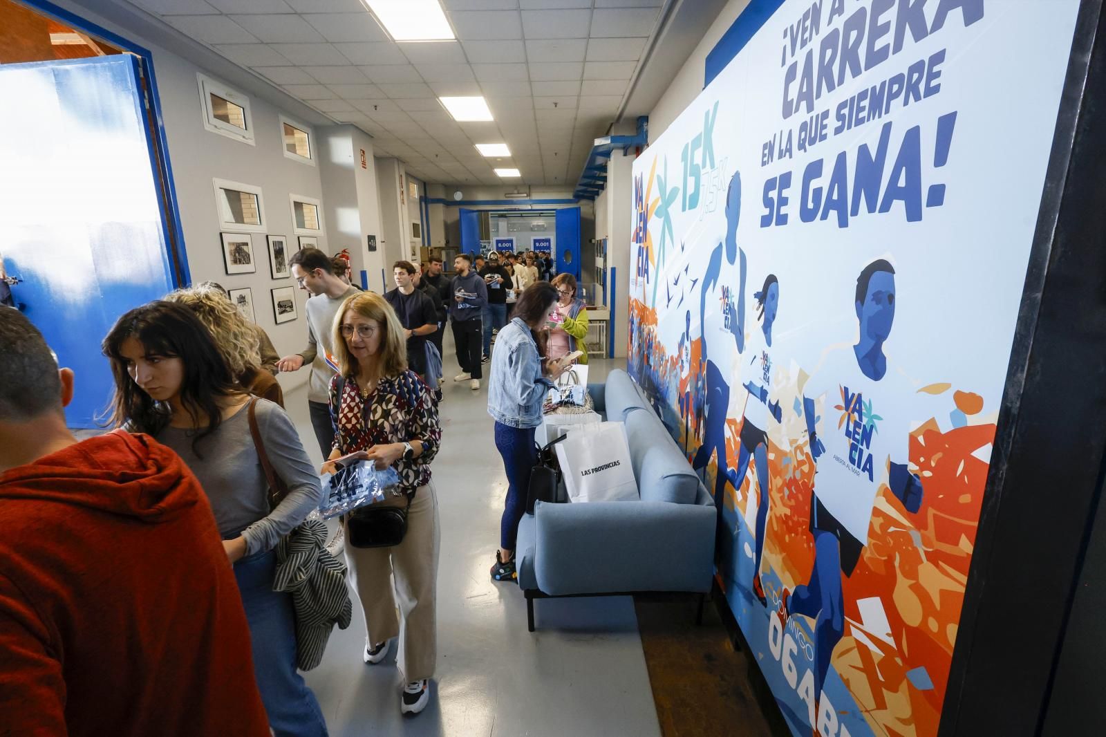 FOTOS | Los corredores de la 15K Valencia Abierta al Mar recogen su dorsal