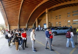 Los participantes acuden a la Feria del corredor.