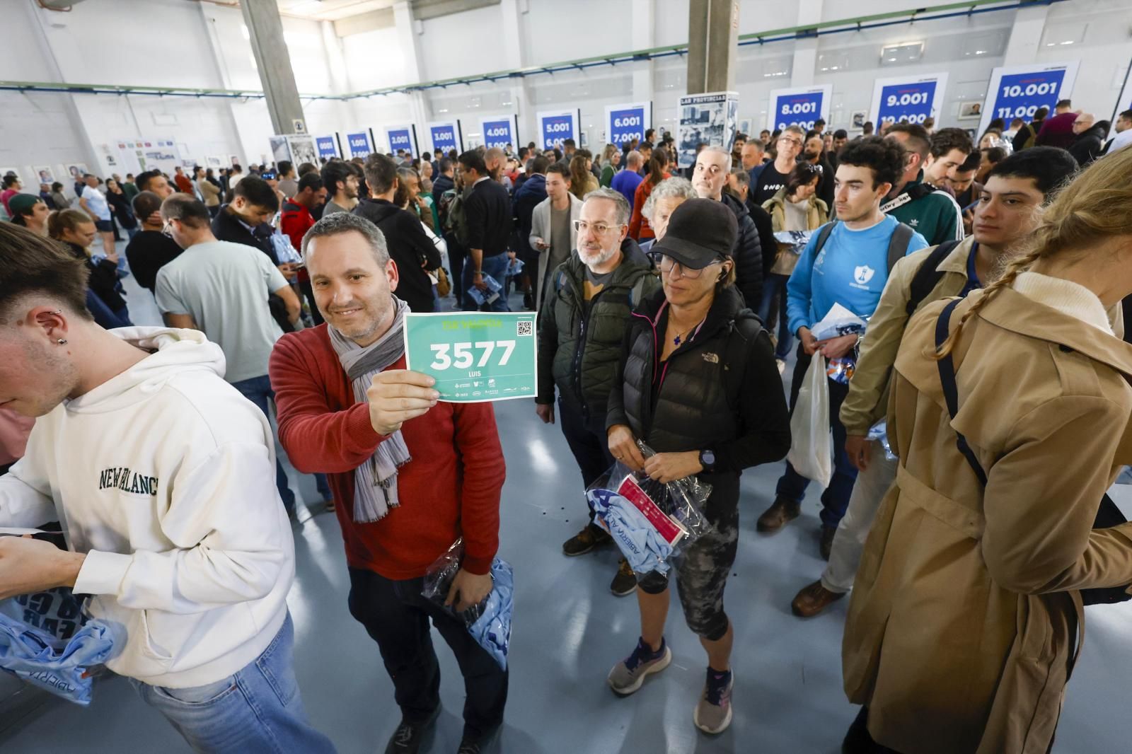 FOTOS | Los corredores de la 15K Valencia Abierta al Mar recogen su dorsal