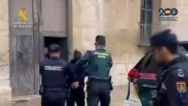 Uno de los detenidos a su entrada en los juzgados de Xàtiva.