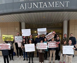 Vecinos protestan a las puertas del ayuntamiento de Canet.