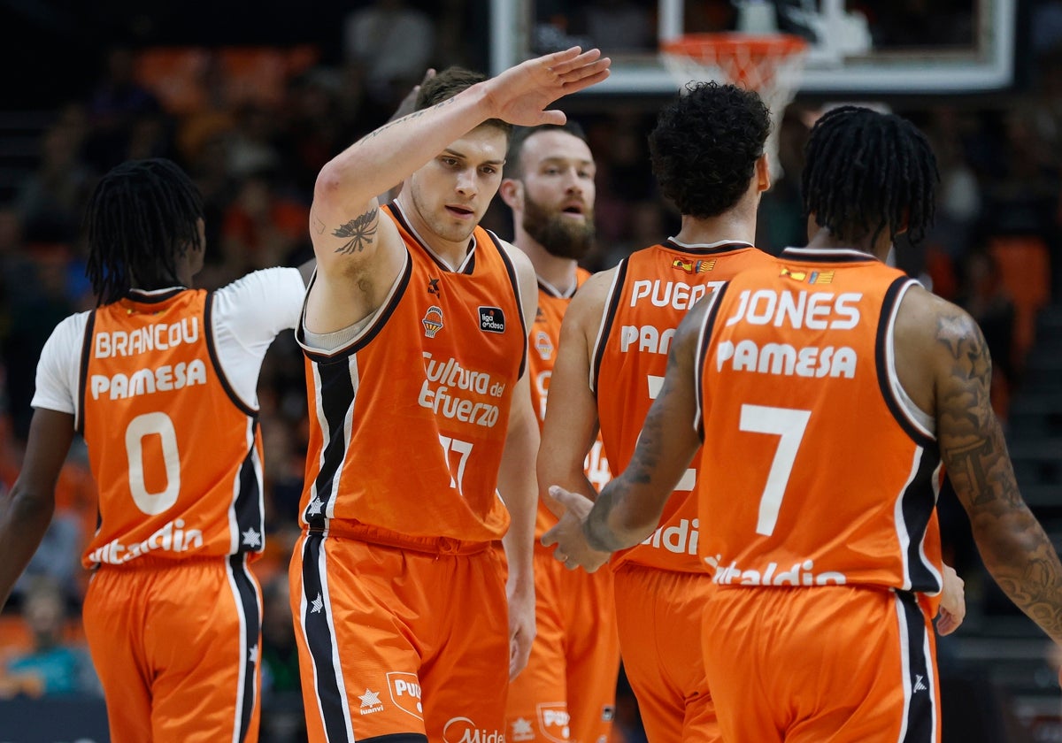 El equipo taronja, durante el transcurso del último encuentro liguero en la Fonteta.