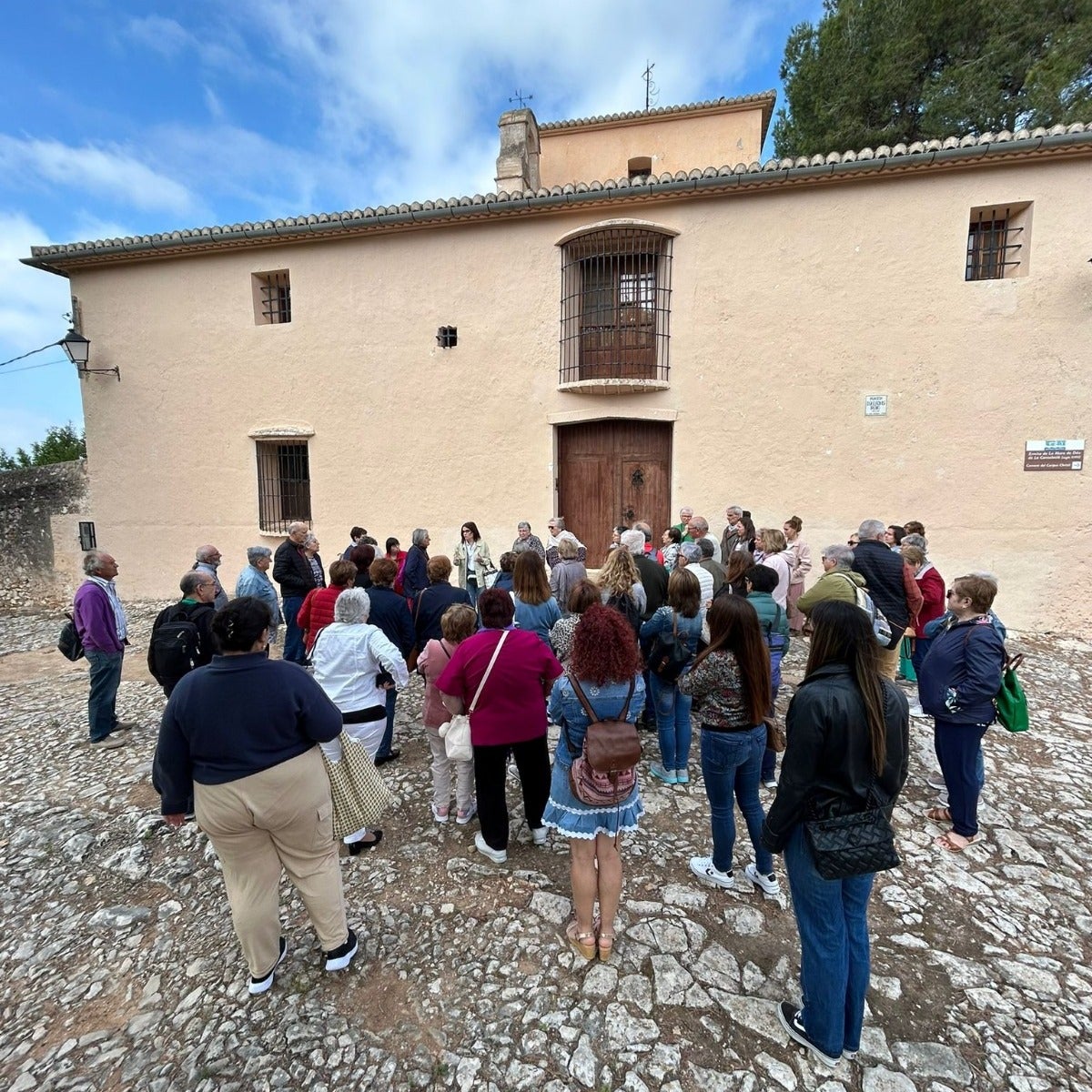 Arriba, visita guiada en l'Olleria. Abajo, exhibición de soplado de vidrio.