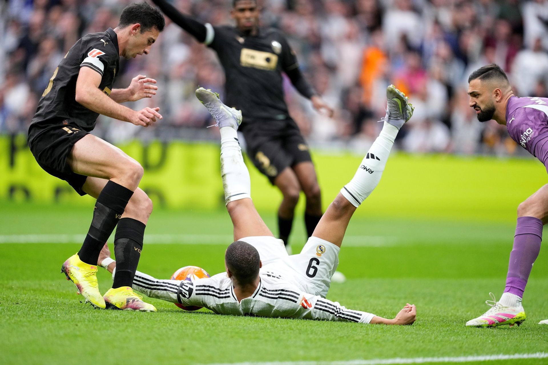 FOTOS | Real Madrid - Valencia CF, partido de alta tensión