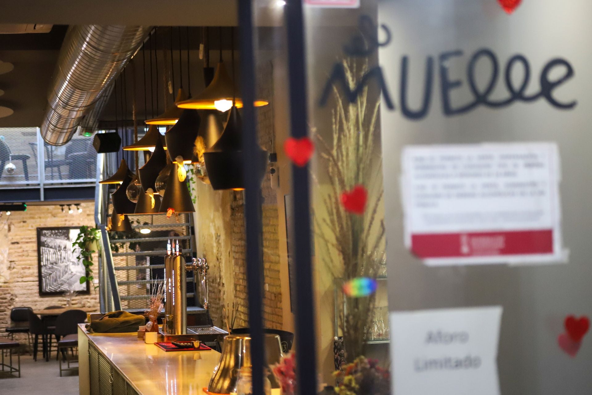 El Muelle, uno de los bares más frecuentados del barrio.