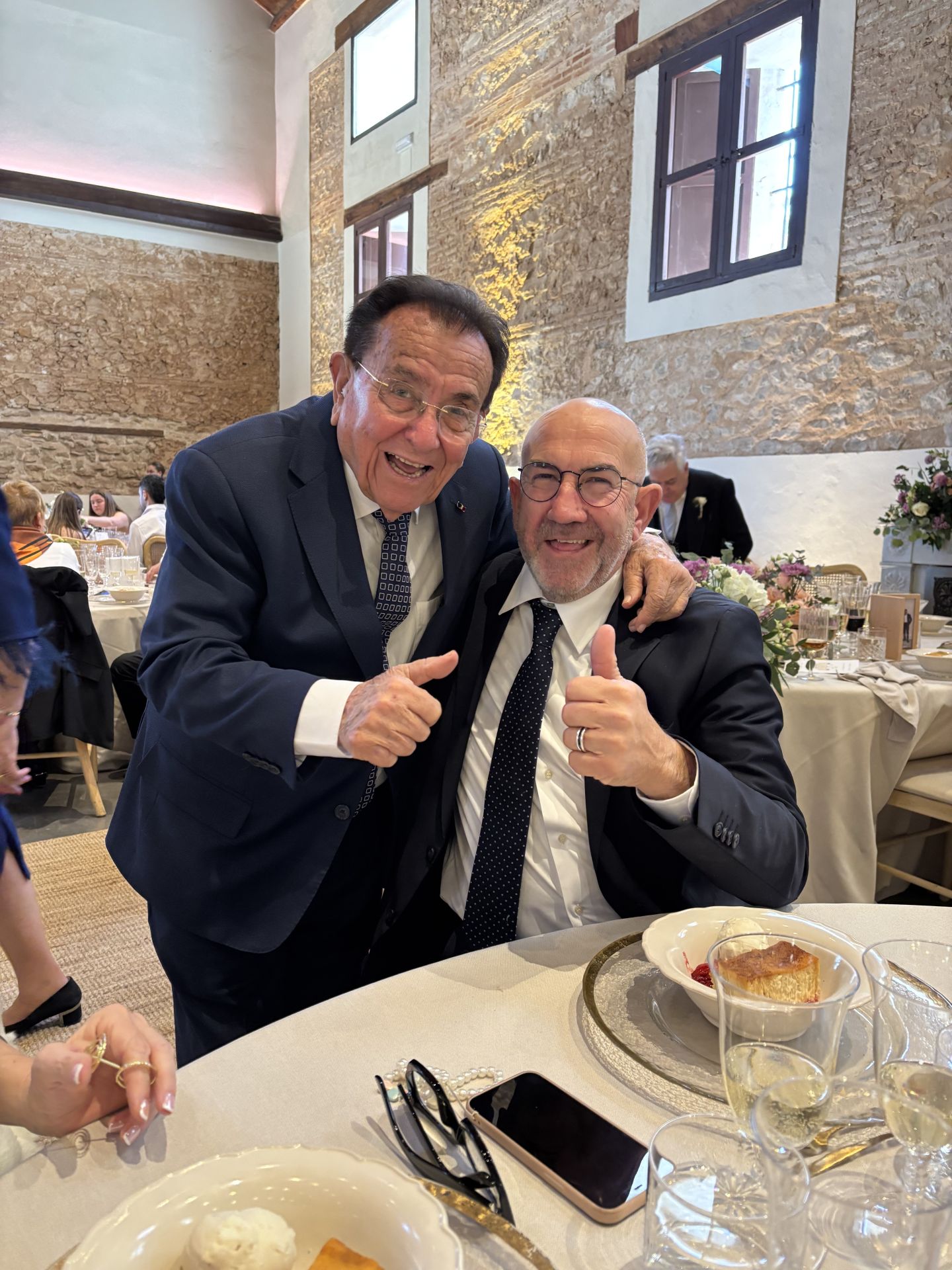 El abuelo de la novia, Paco Fenollosa, con su amigo Vicente García, de Cuchara de Plata.