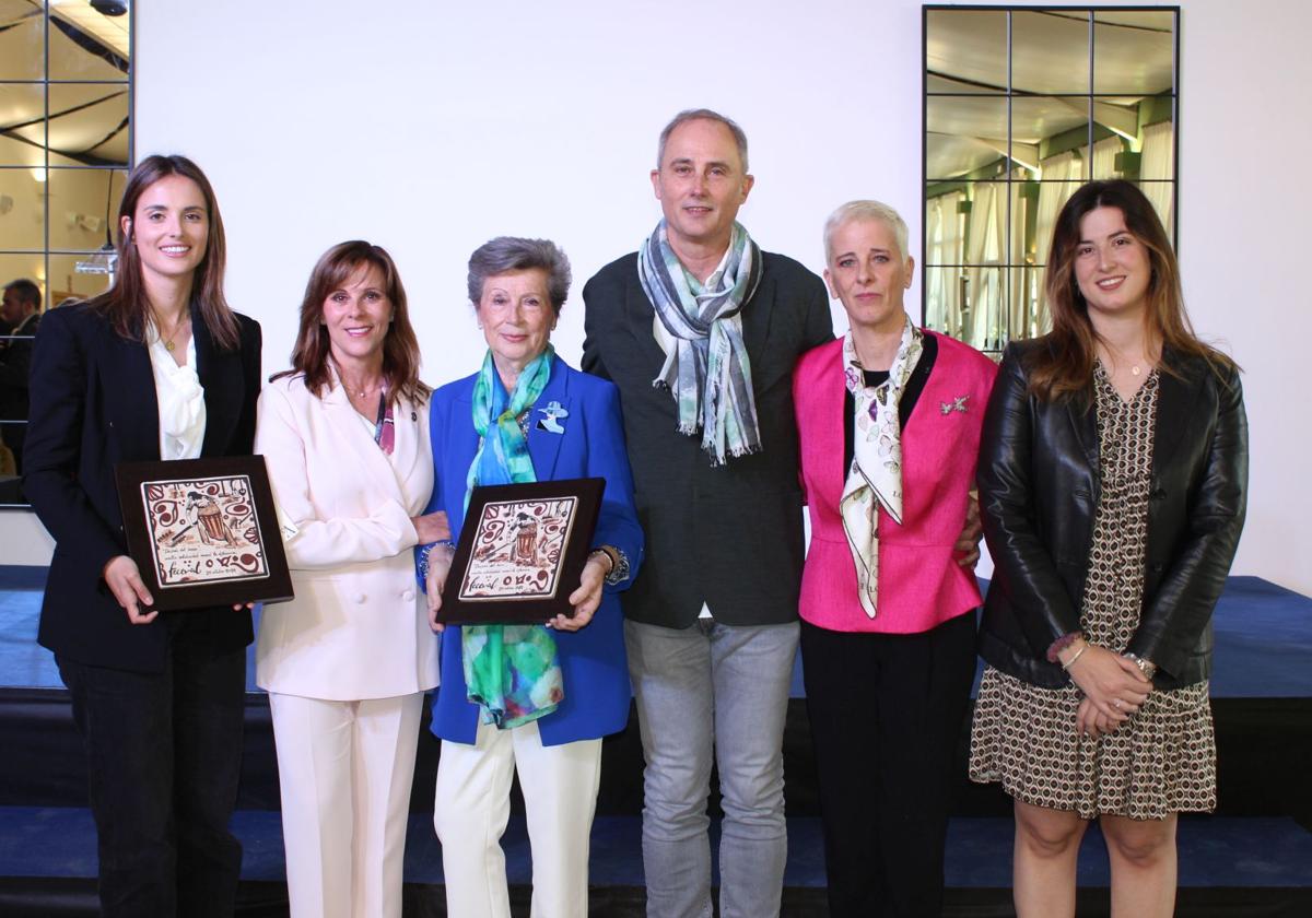 La viuda de José Luis Marín, María Teresa Medina, junto a sus hijos, Maite, José Luis y Ana, y sus dos nietas, Sofía y Elisa.