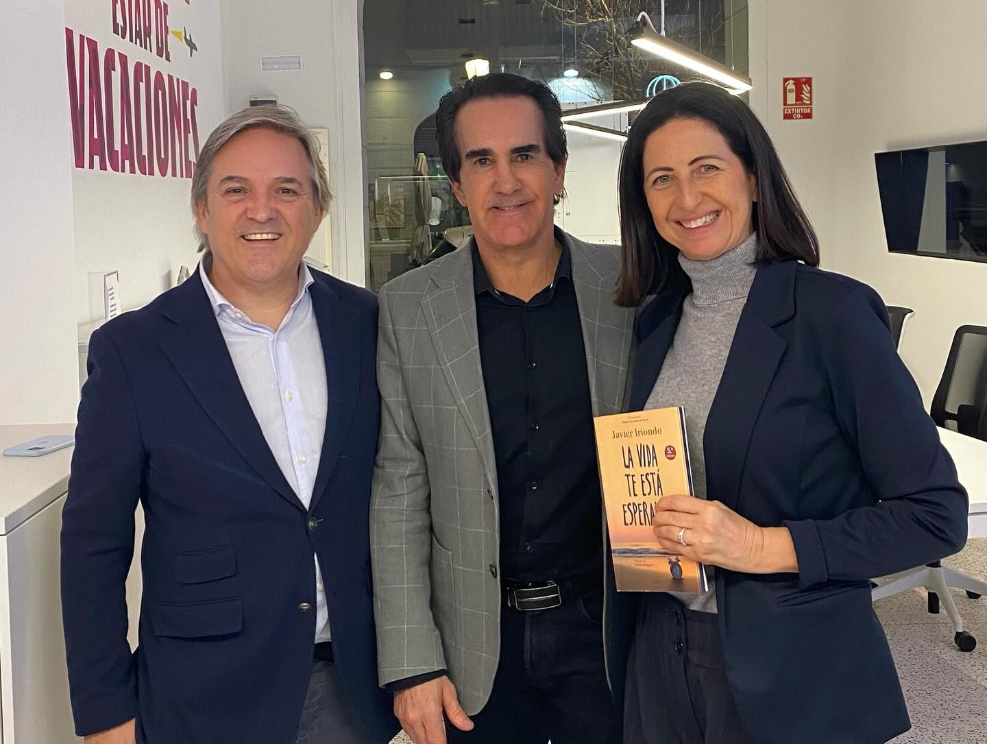 Toni Jordán, Javier Iriondo y Bea Maset en la última edición de Plumas y Cubiertos, con el autor de 'La vida te está esperando'.