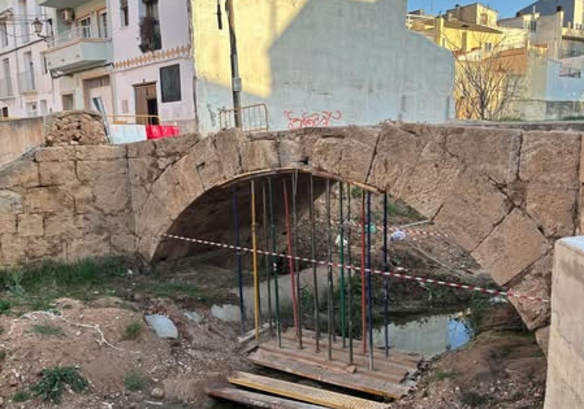 Requena retoma la colocación de las piezas desprendidas en el puente de Ollerías