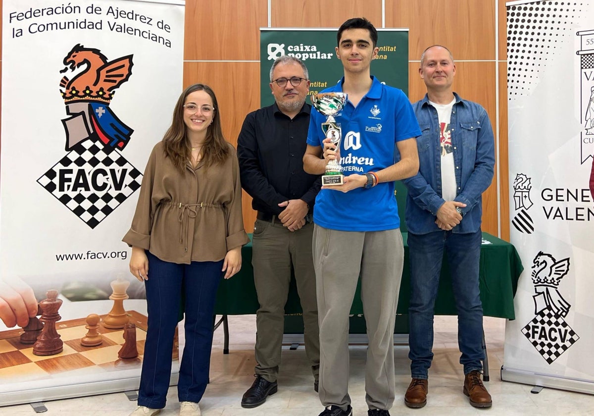 Diego MacÍas con el trofeo de campeón sub-18.