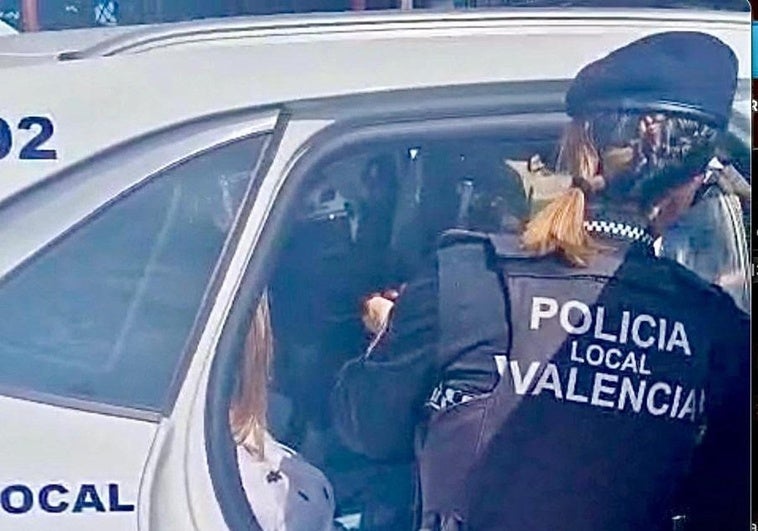 La Policía Local de Valencia detiene a tres carteristas por robar a turistas en el puerto