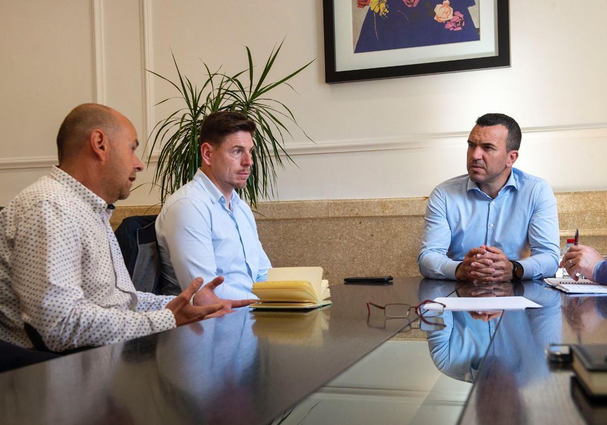 El presidente Mompó (d), en la reunión sobre el plan.