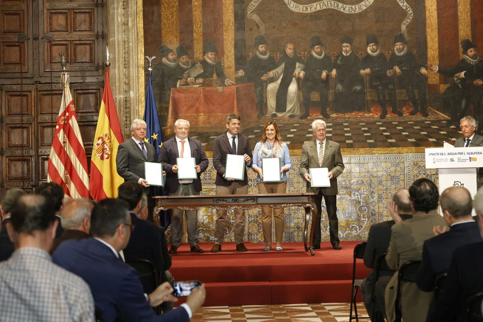 Firma del Pacto por la Albufera en el Palau de la Generalitat