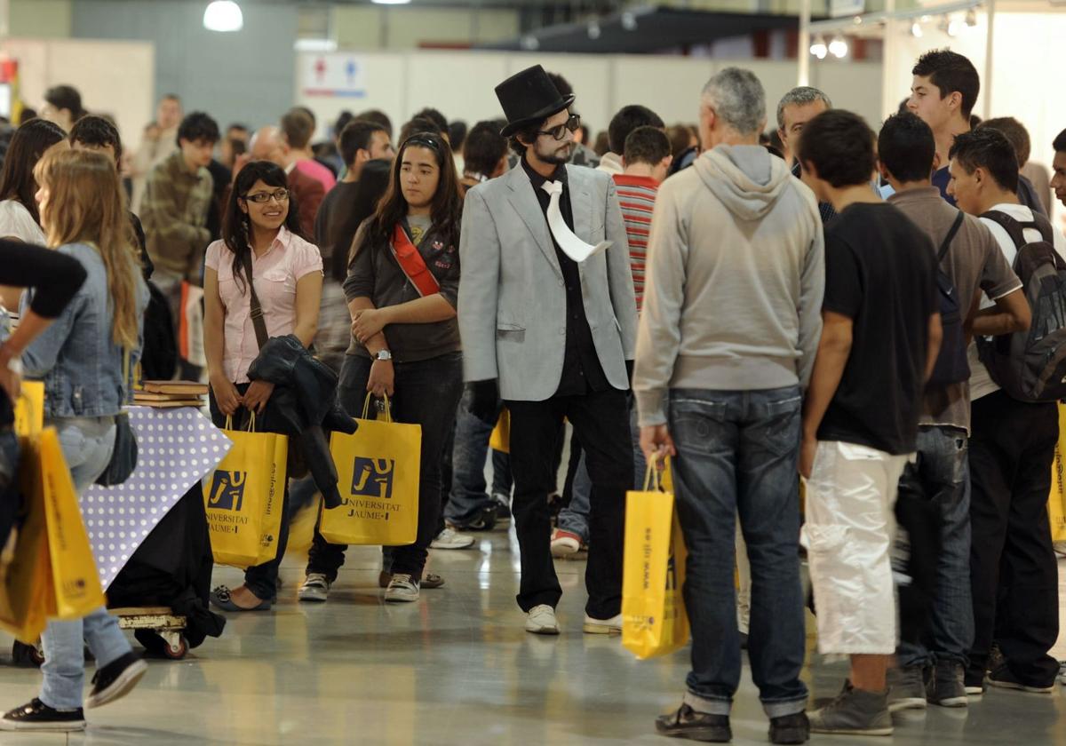 Estudiantes en una feria sobre formación y empleo en Alicante en una imagen de archivo