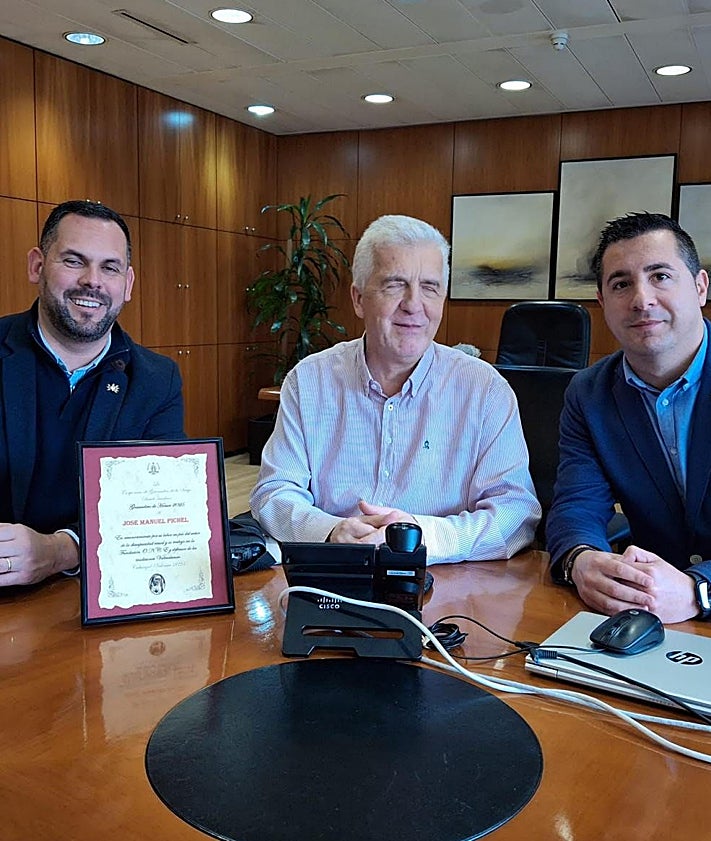 Imagen secundaria 2 - Susana Lloret, de Per amor a l'Art; el empresario Jaime Balart y el delegado de la ONCE en la Comunidad Valenciana, José Manuel Pichel.