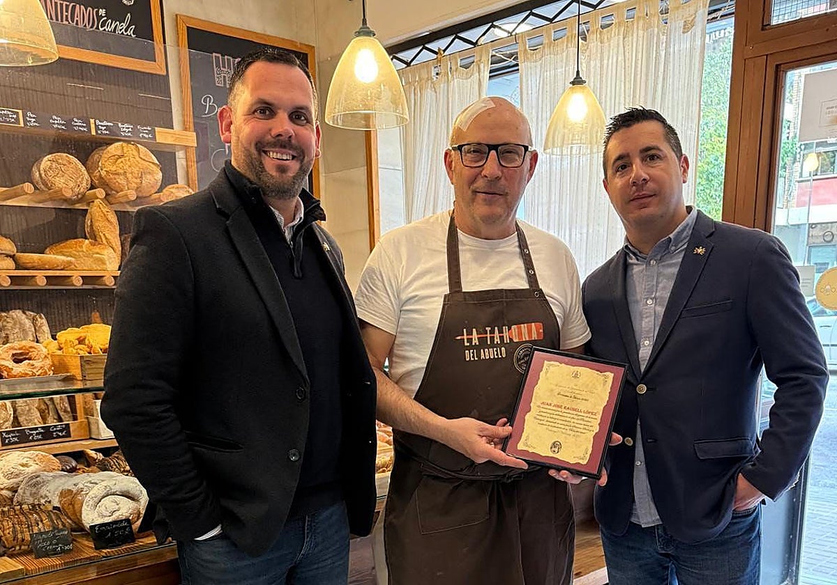 Juanjo Rausell, maestro mator del gremio de panaderos y pasteleros en el centro, junto a representantes de los Granaderos del Cabanyal.
