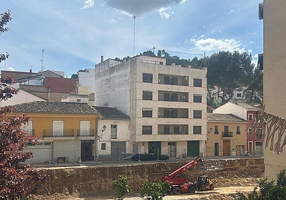 Edificio en el que han sido desvalijadas tres viviendas este fin de semana en Chiva.