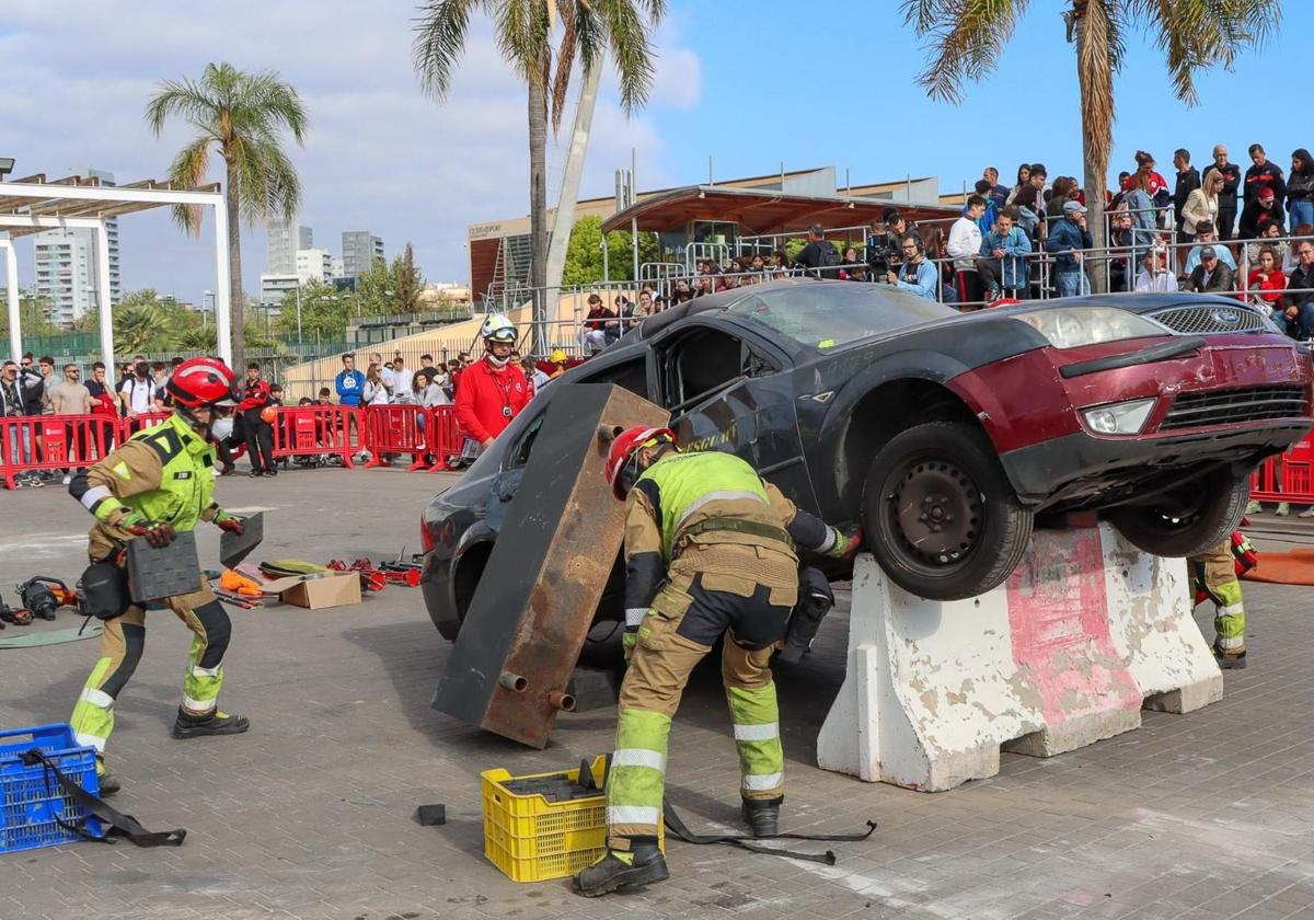 Simulacro de una actuación en un coche accidentado.