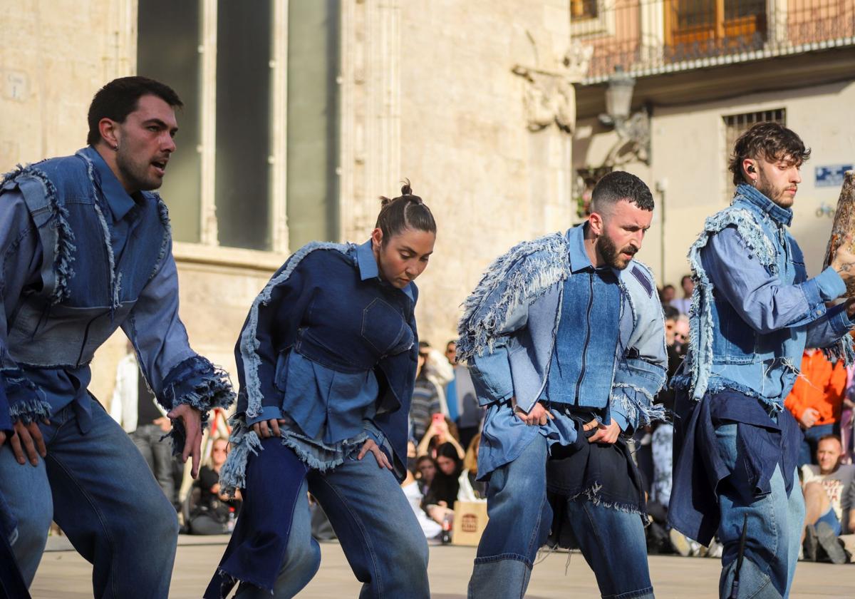 Inauguración de Dansa Valencia con el espectáculo &#039;Transeúnte&#039;, en la plaza del Mercado