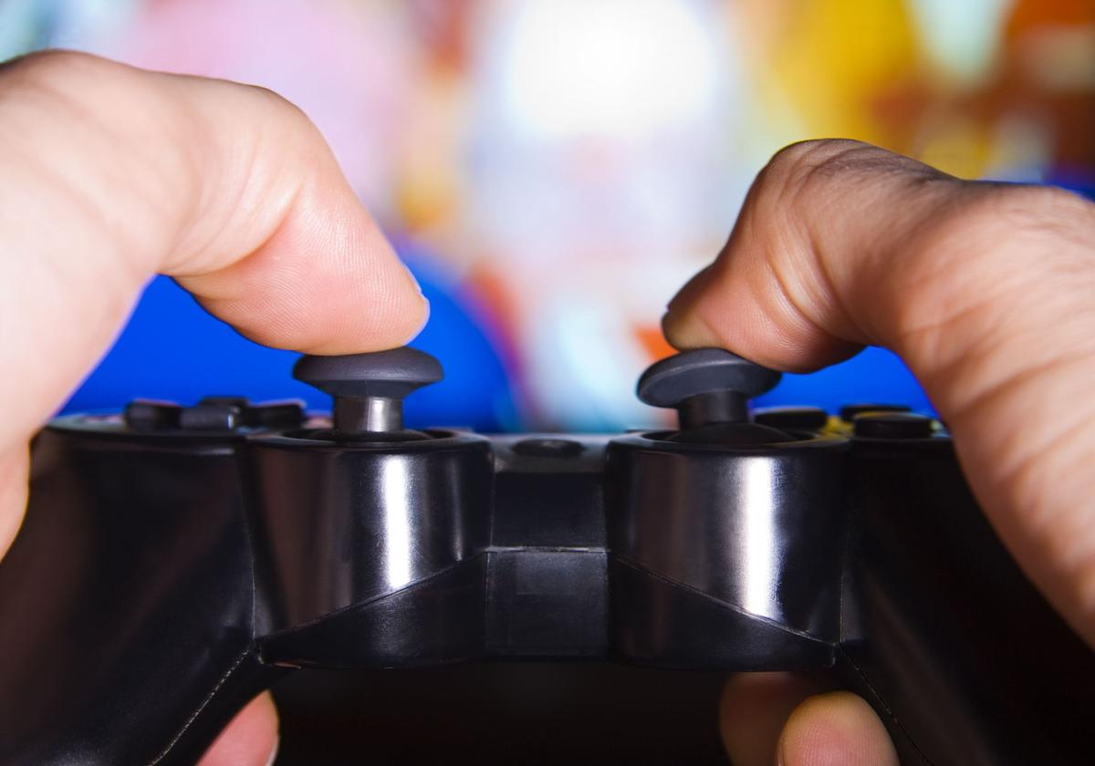 Pulgares sobre mando de videoconsola