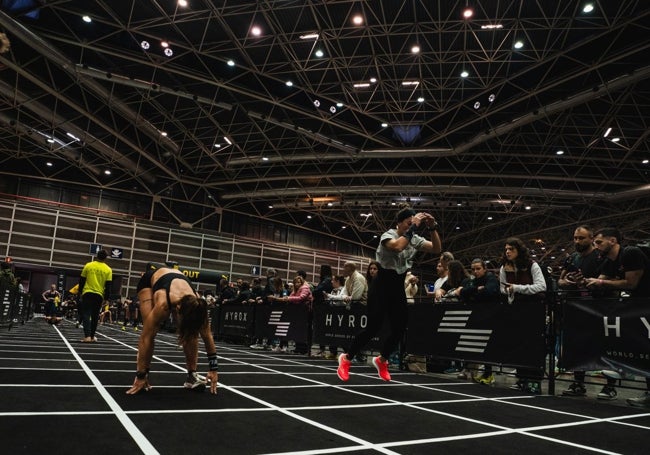 Diferentes participantes del Hyrox Valencia, durante el tramo de Burpee Broad Jumps.
