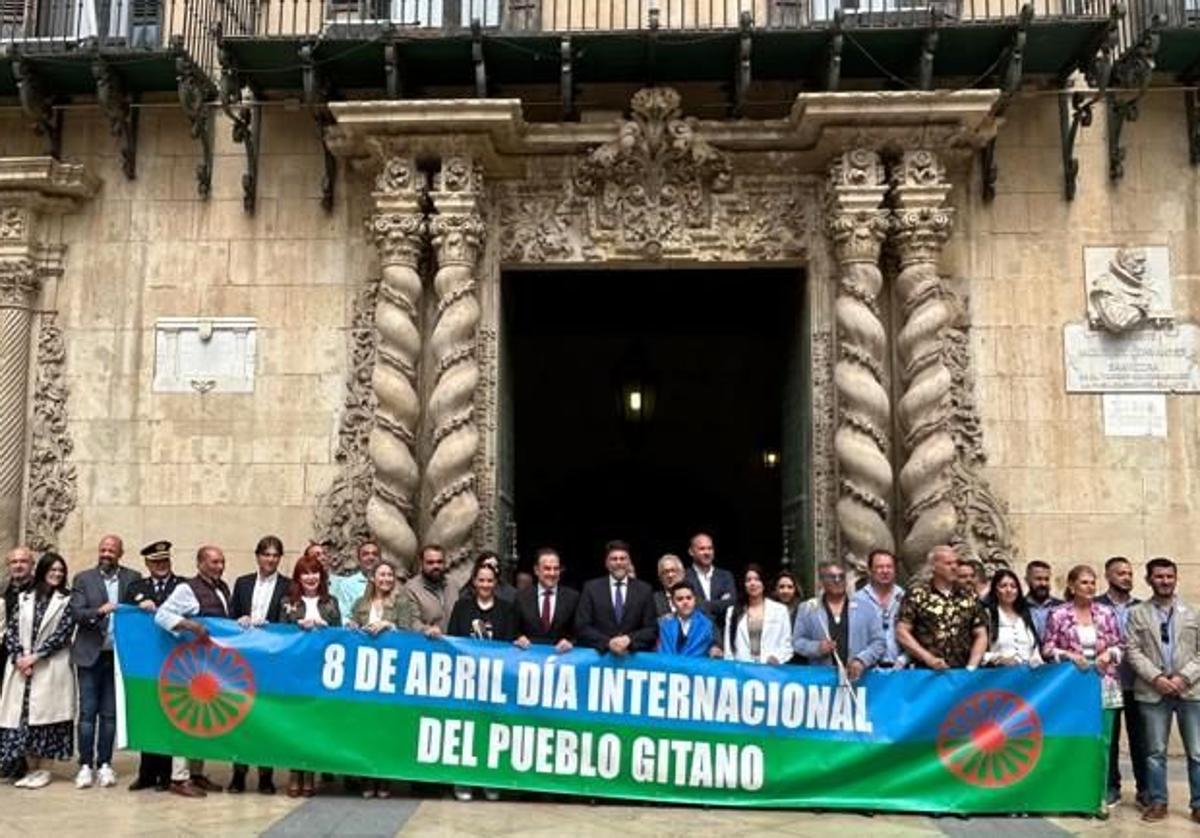 Imagen del acto del Día del Pueblo Gitano donde se ha desplegado una pancarta conmemorativa con la bandera romaní en la Plaza del Ayuntamiento de Alicante