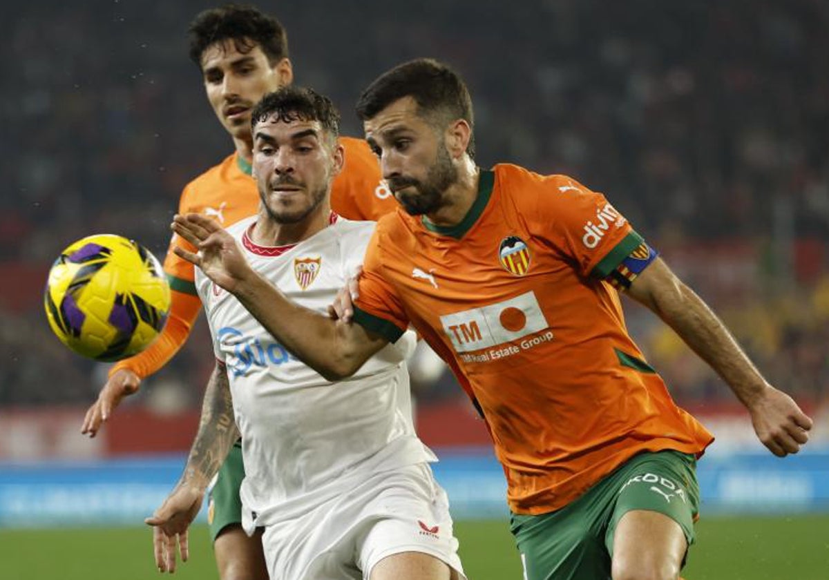 Isaac Romero y Gayà pelean por el balón en el partido de la primera vuelta.